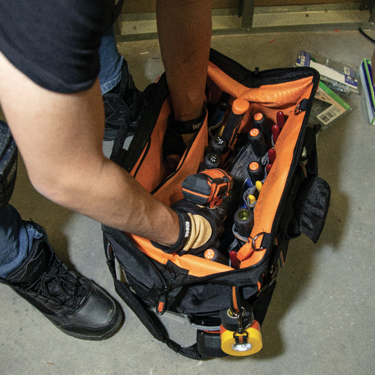 KLEIN 16" 42-POCKET TRADESMAN PRO BAG 55469