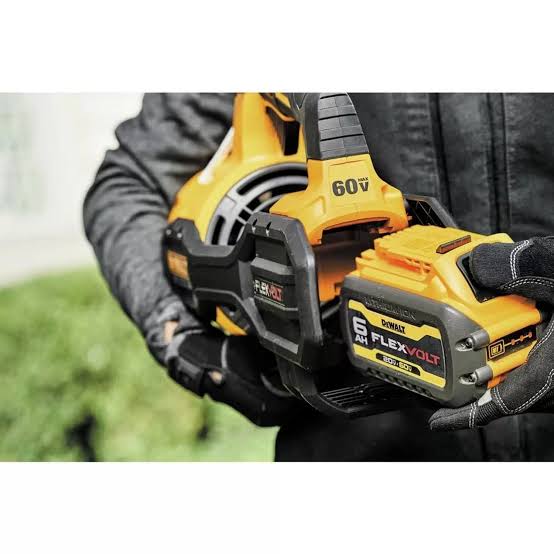 Souffleur à feuilles DeWalt DCBL772B en utilisation extérieure