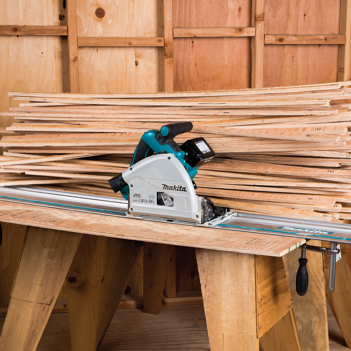 MAKITA 36V TRACK SAW. (BARE)