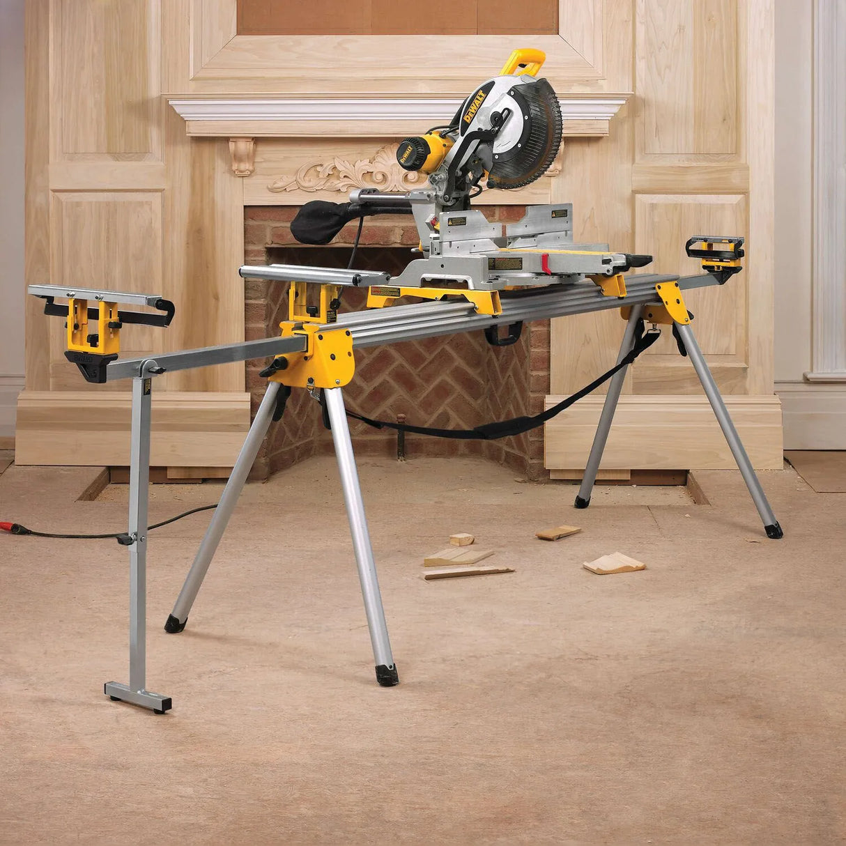 SCIE À ONGLET COULISSANTE DEWALT 12'' AVEC SUPPORT DWS780RST