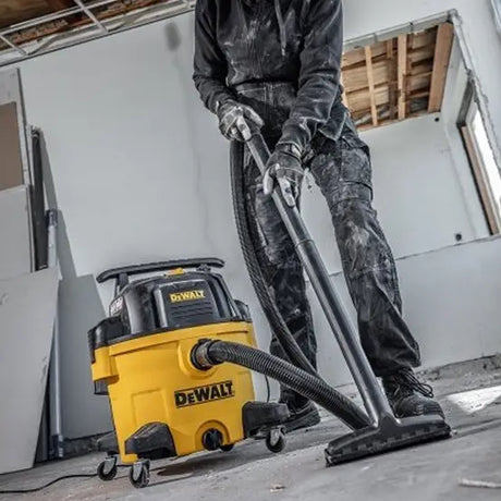 On a comparé les meilleures balayeuses industrielles DeWalt et Milwaukee au Québec
