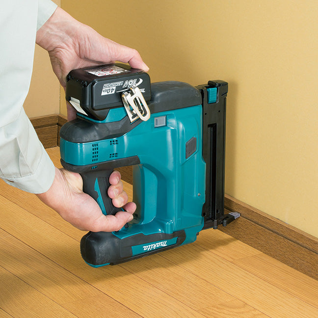 Cloueuse de finition Makita DBN500Z utilisée en action sur un chantier