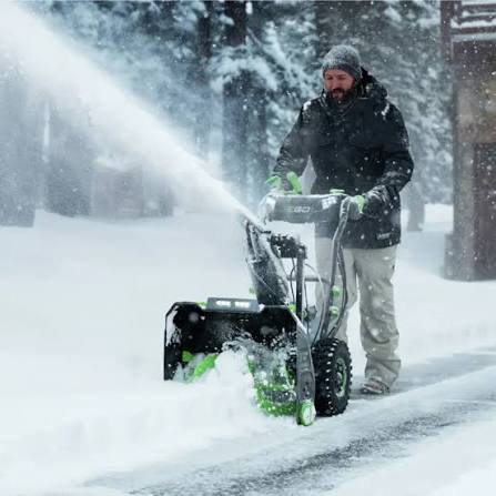 Souffleuse à neige à batterie en utilisation