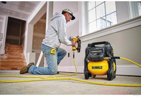 Cloueuses DeWalt sans fil 20V MAX en action sur chantier au Québec