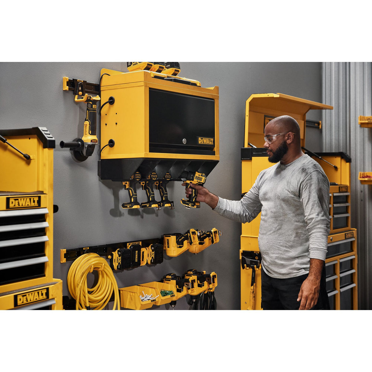 Armoire murale outils électriques DeWalt DWST82824