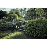 Souffleur à feuilles DeWalt DCBL724B en utilisation sur une propriété