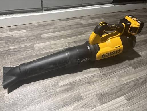 Design léger et ergonomique du souffleur à feuilles DeWalt DCBL724B