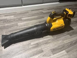 Design léger et ergonomique du souffleur à feuilles DeWalt DCBL724B