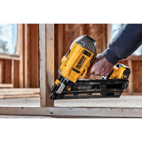 Cloueur de charpente sans fil DeWalt DWF83PT 20V utilisé pour clouer une ossature bois sur un chantier