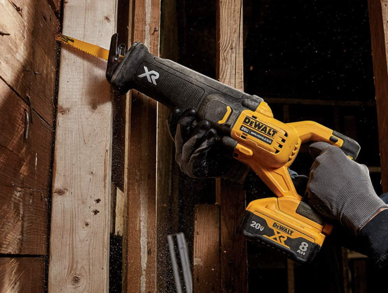 DEWALT 20V MAX XR cordless reciprocating saw with 8Ah battery, ergonomic grip and advanced POWER DETECT technology